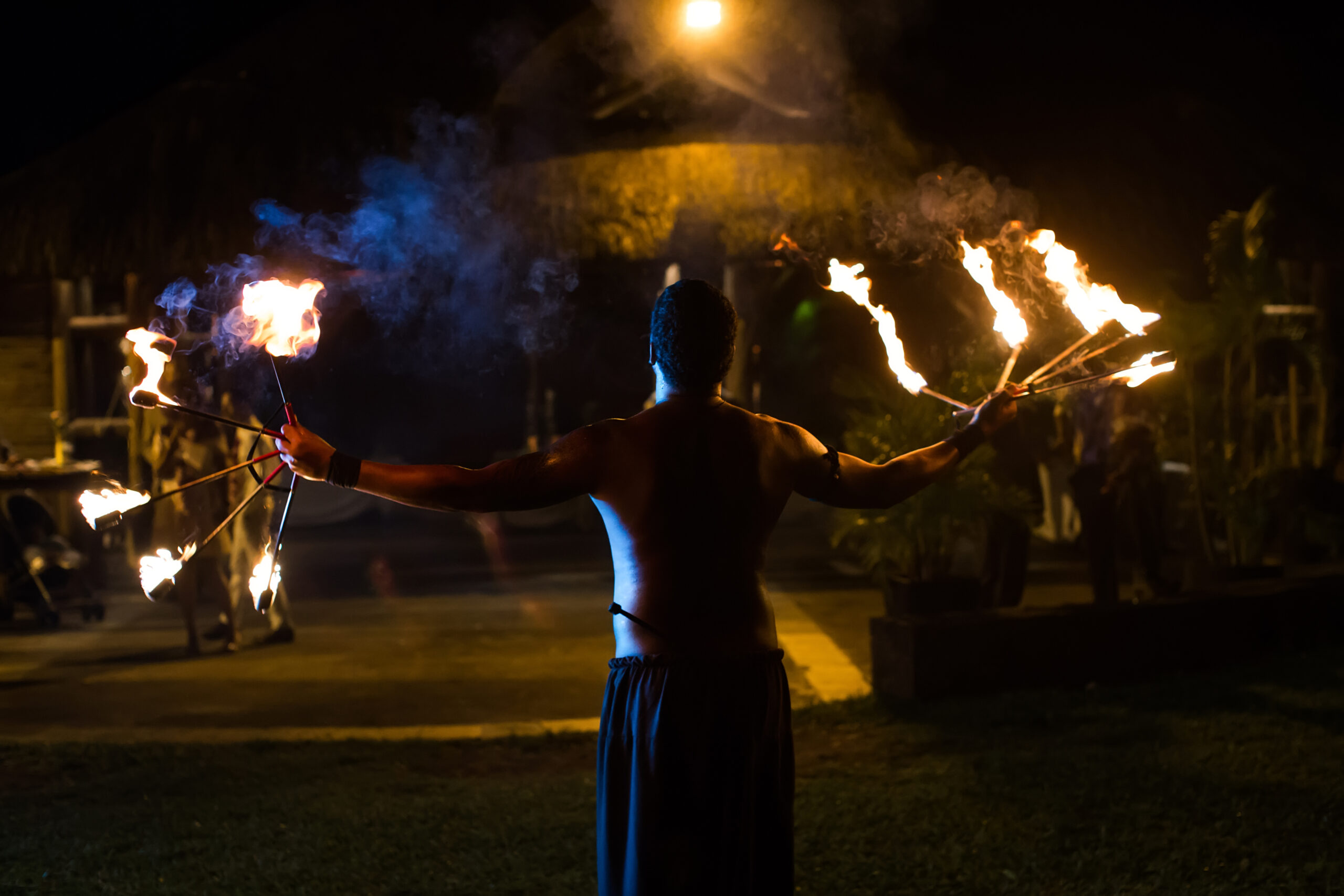 Artiste réalisant une performance de feu