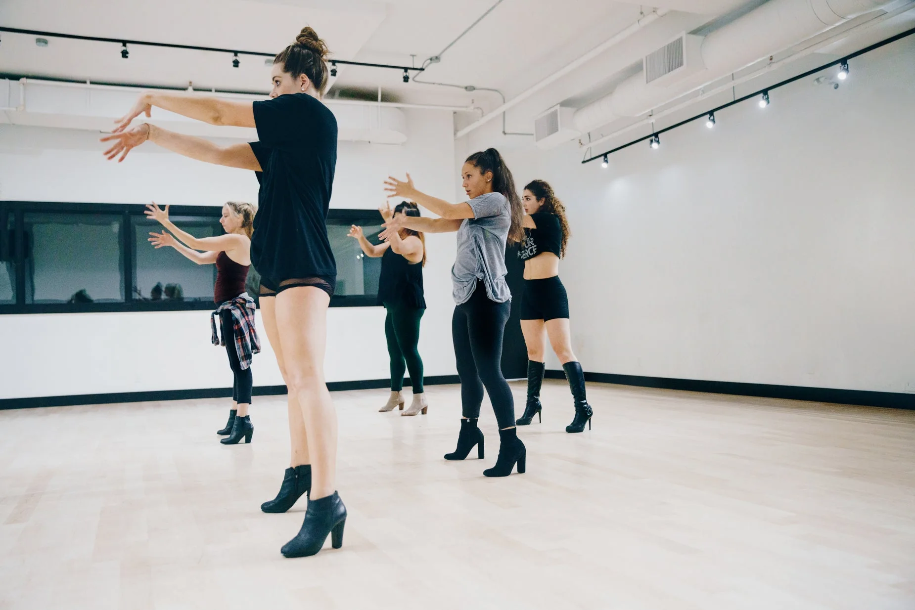 Danseuses en répétition dans un studio, face au miroir