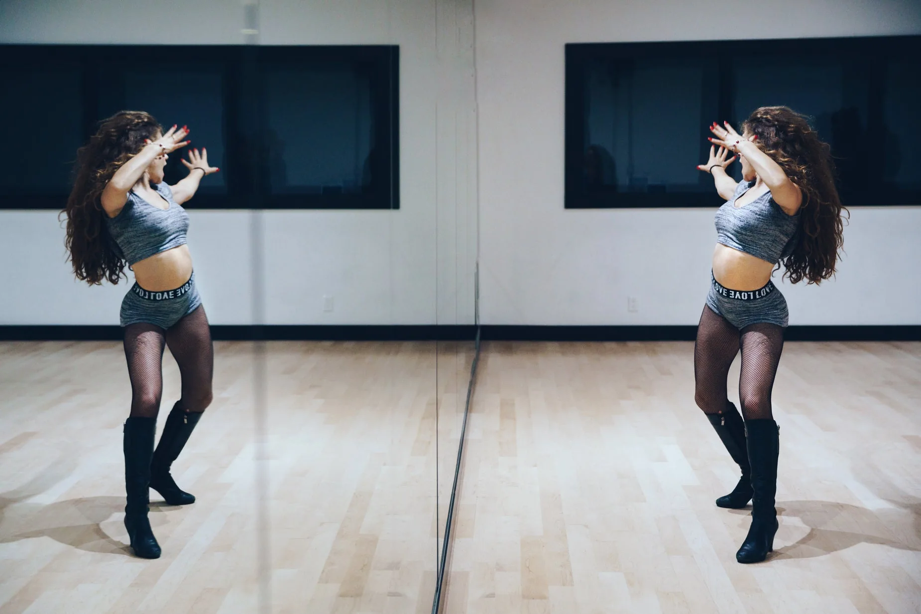 Une artiste travaille sa chorégraphie face au miroir